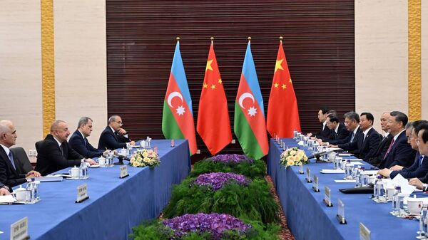 Президент Азербайджана Ильхам Алиев и председатель Китайской Народной Республики Си Цзиньпин в среду провели встречу на полях саммита Шанхайской организации сотрудничества (ШОС) в Астане - Sputnik Азербайджан