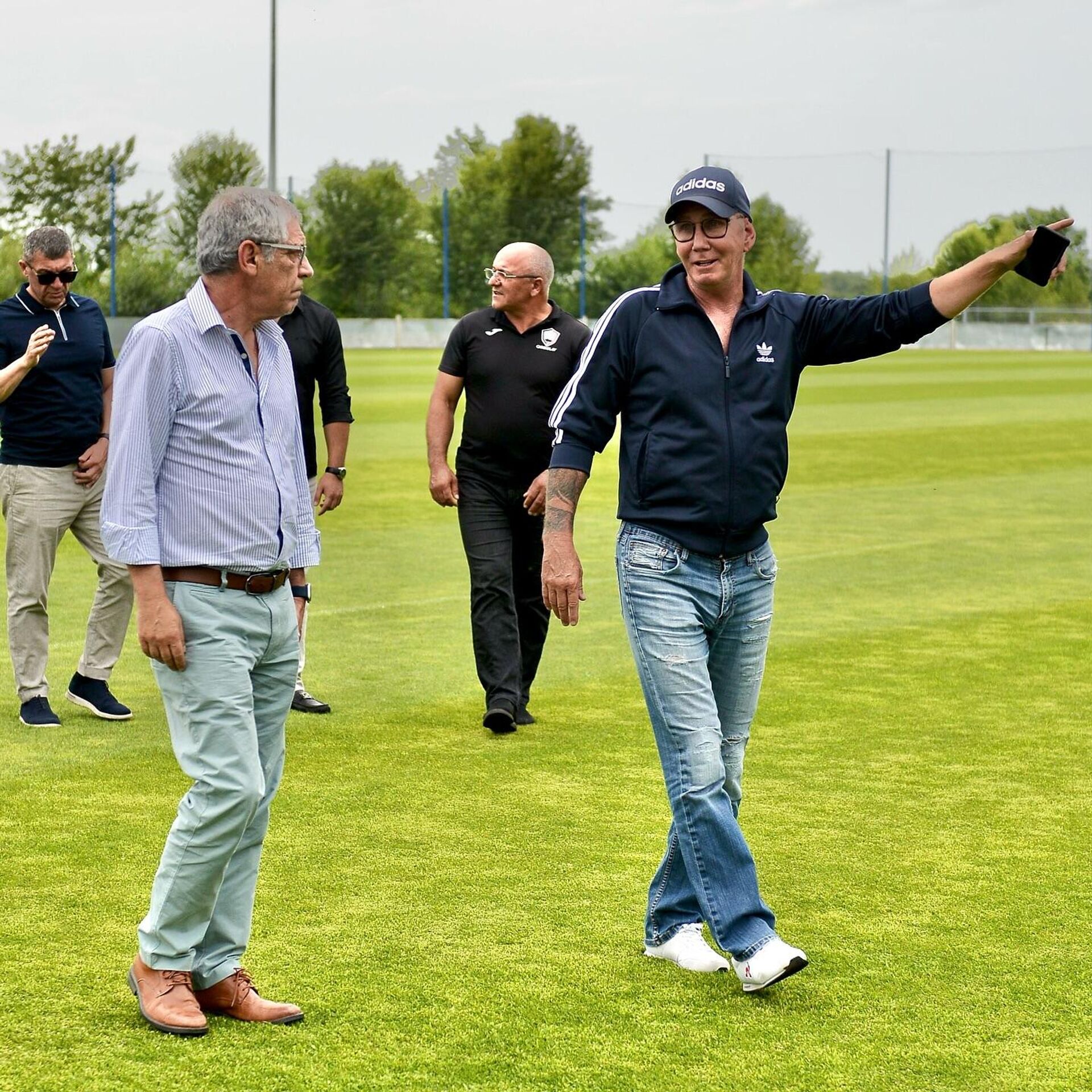 Fernandu Santuş Qəbələ şəhər stadionu ilə tanış olub - Sputnik Азербайджан, 1920, 04.07.2024