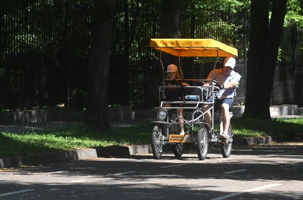 Moskvadakı &quot;Sokolniki&quot; parkında cütlük velorikşe sürür. - Sputnik Azərbaycan