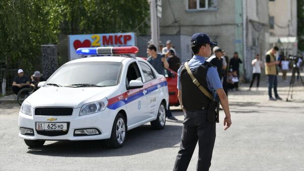 Сотрудник полиции в пригороде Бишкека, фото из архива - Sputnik Азербайджан