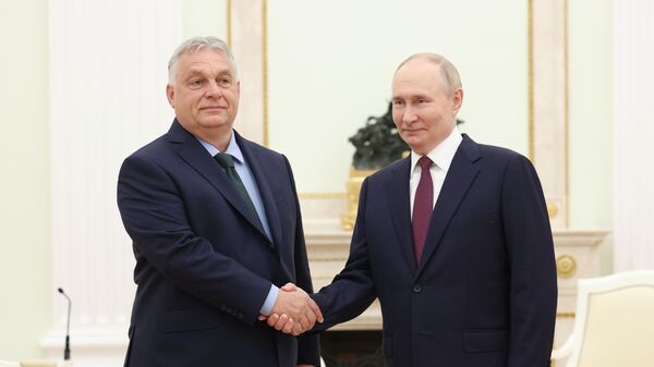 Vladimir Putin və Viktor Orban görüş zamanı - Sputnik Azərbaycan
