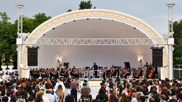 Азербайджанская государственная академическая филармония имени Муслима Магомаева грандиозным мероприятием завершила концертный сезон - Sputnik Азербайджан