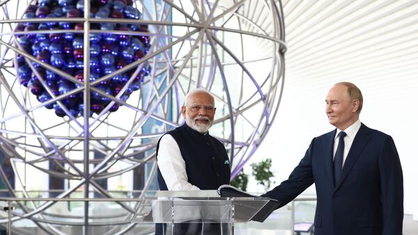 . Президент РФ Владимир Путин и премьер-министр Индии Нарендра Моди (слева) во время посещения павильона Атом на ВДНХ - Sputnik Азербайджан