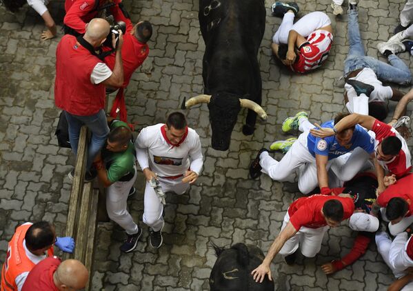 Artıq səkkiz əsrdir ki, hər il bir həftə davam edən San-Fermin festivalı Pamplona şəhərində (Navarranın paytaxtı) iyulun 6-dan 14-dək keçirilir. - Sputnik Azərbaycan