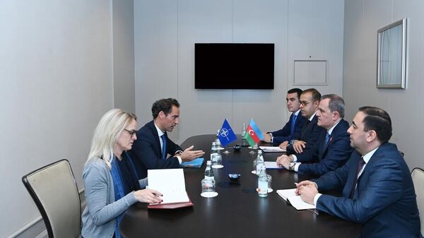 Байрамов и Коломина обсудили  сотрудничество между Азербайджаном и НАТО - Sputnik Азербайджан