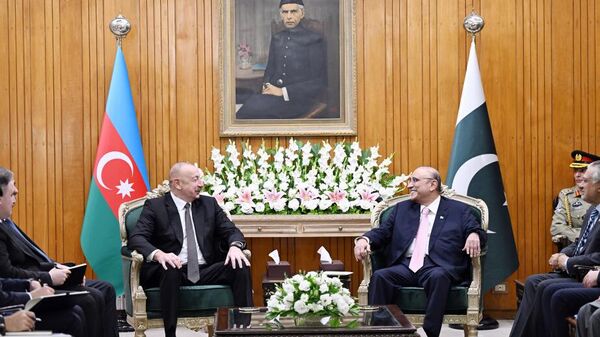 В Исламабаде состоялась встреча Президента Азербайджана Ильхама Алиева и Президента Пакистана Асифа Али Зардари в расширенном составе - Sputnik Азербайджан