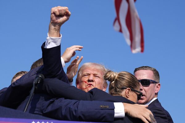 Сотрудники Секретной службы уводят Дональда Трампа со сцены на митинге в Пенсильвании после звуков стрельбы. - Sputnik Азербайджан