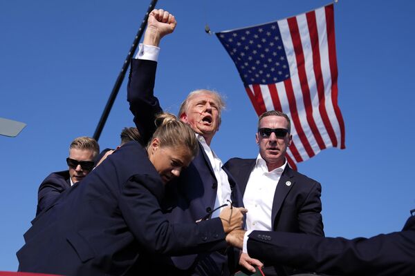 Сотрудники Секретной службы уводят Дональда Трампа со сцены на митинге в Пенсильвании после звуков стрельбы. - Sputnik Азербайджан