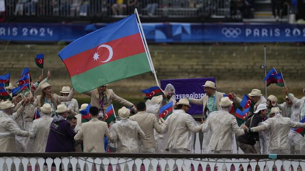 Азербайджанская сборная на параде атлетов в рамках церемонии открытия Летних Олимпийских игр в Париже - Sputnik Азербайджан