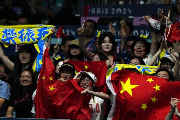 Azarkeşlər Fransanın paytaxtı Parisdə keçirilən Yay Olimpiya Oyunlarında stolüstü tennis üzrə yarışıın qızıl medalçısı çinli Fan Çjendunu alqışlayırlar. - Sputnik Azərbaycan