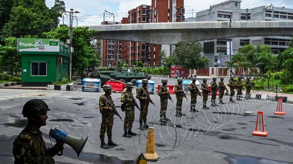 Военнослужащие армии Бангладеша стоят возле здания парламента в Дакке - Sputnik Азербайджан