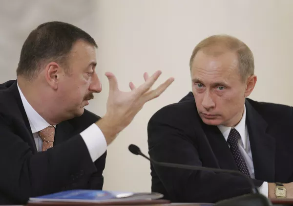 Президент Владимир Путин, справа, слушает президента Азербайджана Ильхама Алиева на съезде азербайджанцев, проживающих в России, который открылся в Москве во вторник, 19 октября 2004 года. Президент Владимир Путин, справа, слушает президента Азербайджана Ильхама Алиева на съезде азербайджанцев, проживающих в России, который открылся в Москве во вторник, 19 октября 2004 года. - Sputnik Азербайджан