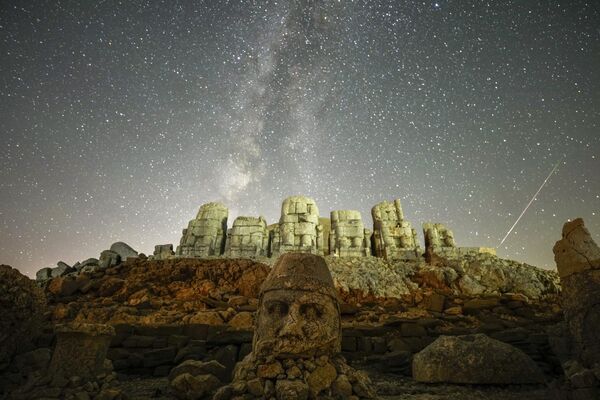 Türkiyə. Nemrut dağının zirvəsində Perseid meteor yağışı zamanı qədim heykəllər görünür. - Sputnik Azərbaycan