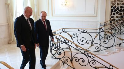 Президент РФ Владимир Путин и президент Азербайджана Ильхам Алиев (слева) после окончания российско-азербайджанских переговоров в государственной резиденции "Загульба"