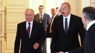 Президент РФ Владимир Путин и президент Азербайджана Ильхам Алиев (справа) перед началом российско-азербайджанских переговоров в государственной резиденции "Загульба"