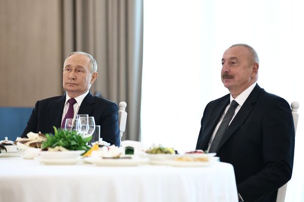 Rusiya Prezidenti Vladimir Putin və Azərbaycan Prezidenti İlham Əliyev &quot;Gülüstan&quot; sarayında İlham Əliyevin adından Vladimir Putinin şərəfinə verilən dövlət qəbulunda. - Sputnik Azərbaycan