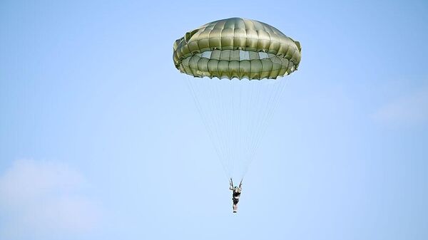 HHQ-nin bölmələri ilə hava desant və praktiki paraşüt tullanışları üzrə məşqlər keçirilir - Sputnik Azərbaycan