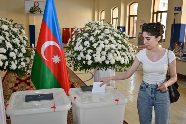 Женщина голосует на парламентских выборах в Азербайджане, 1 сентября 2024 года. - Sputnik Азербайджан