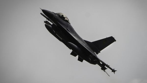 Истребитель F-16 ВВС Украины летит в неизвестном месте на Украине - Sputnik Азербайджан