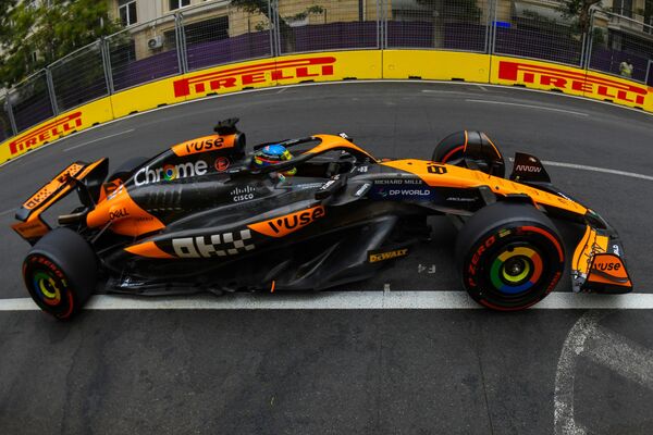 Пилот команды &quot;McLaren&quot; на дистанции свободного заезда Гран-при Азербайджана Формула-1 в Баку. - Sputnik Азербайджан