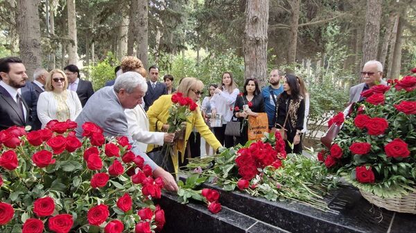 Известные деятели культуры и искусства страны почтили память композитора на Аллее почетного захоронения. 
Заслуженный артист Рамиль Гасымов также исполнил отрывок из знаменитого романса Гаджибейли Sənsiz (Без тебя) - Sputnik Азербайджан