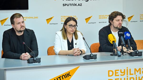  Sputnik Azərbaycan Multimedia Mətbuat Mərkəzində keçirilən mətbuat konfransında Sankt-Peterburq Aleksandrinski teatrının rəhbər heyəti ilə görüş  - Sputnik Azərbaycan