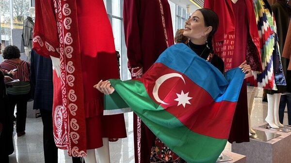  Директор по коммуникациям Azerbaijan Fashion Week Арзу Вагифгызы приняла участие в московском форуме BRICS+Fashion Summit - Sputnik Азербайджан