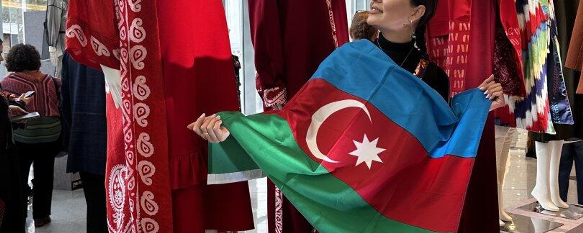  Директор по коммуникациям Azerbaijan Fashion Week Арзу Вагифгызы приняла участие в московском форуме BRICS+Fashion Summit - Sputnik Азербайджан, 1920, 06.10.2024