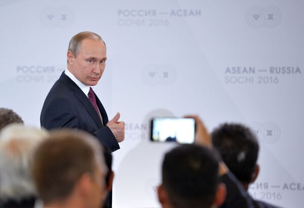 Rusiya Federasiyasının Prezidenti Vladimir Putin Soçidəki &quot;Redisson Bluy Kurort&quot; otelinin konqres mərkəzində Rusiya-ASEAN sammitində iştirak edən nümayəndə heyətlərinin rəhbərlərinin Rusiya-ASEAN Biznes Forumunun nümayəndələri ilə görüşündə, 20 may 2016-cı il. - Sputnik Azərbaycan