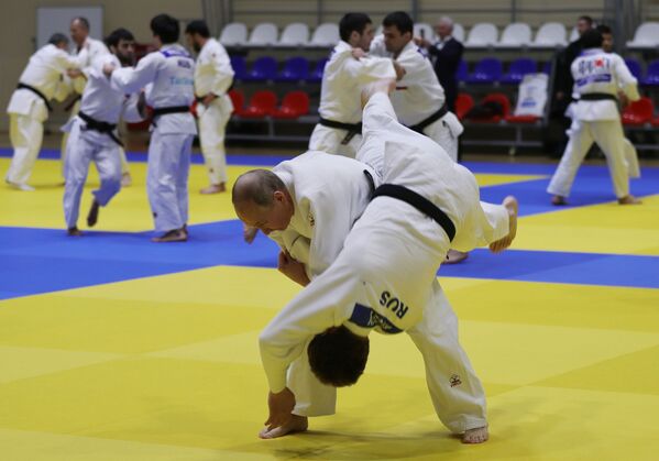 Rusiya Prezidenti Vladimir Putin &quot;Yuq-Sport&quot; idman-məşq kompleksində tatami üzərində cüdo məşqi zamanı, 14 fevral 2019-cu il. - Sputnik Azərbaycan