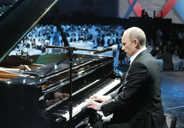 Rusiyanın baş naziri Vladimir Putin Sankt-Peterburqdakı Buz sarayında keçirilən xeyriyyə konsertində pianoda ifa edir, 10 dekabr 2010-cu il. - Sputnik Azərbaycan