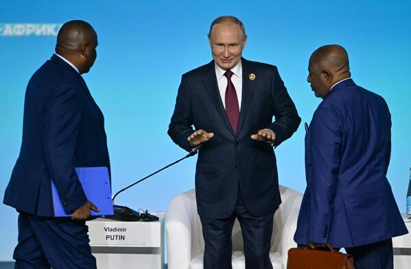 Rusiya Prezidenti Vladimir Putin &quot;ExpoForum&quot; Konqres və Sərgi Mərkəzində &quot;Rusiya - Afrika&quot; II Sammit və Forumunun plenar iclasında, 27 iyul 2023-cü il. - Sputnik Azərbaycan