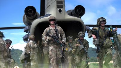 Американские и японские военные во время совместных учений Orient Shield 2024