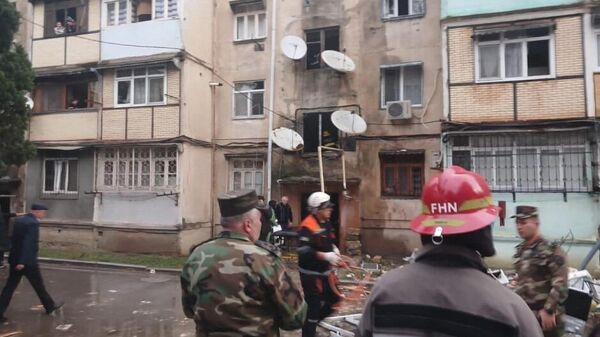 На месте взрыва в пятиэтажном жилом доме, расположенном на улице Исага Джафарова в городе Гянджа - Sputnik Азербайджан