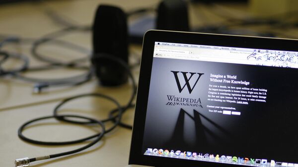 Noutbukun ekranında Wikipedia loqosu, arxiv - Sputnik Azərbaycan