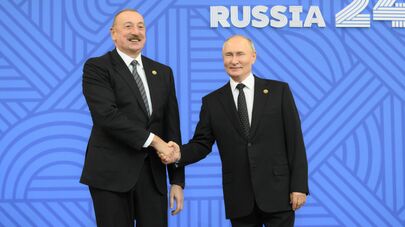 Президент РФ Владимир Путин и президент Азербайджана Ильхам Алиев на церемонии официальной встречи глав делегаций-участников XVI саммита БРИКС