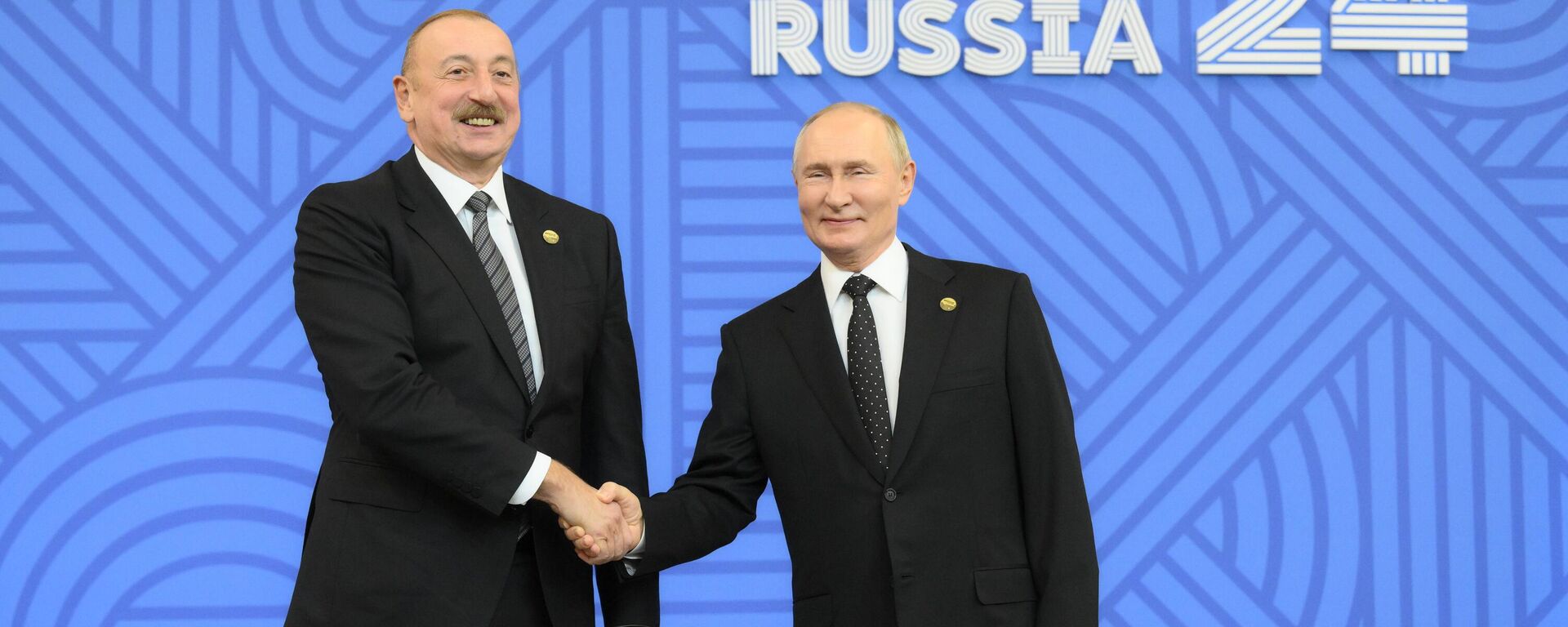 Президент РФ Владимир Путин и президент Азербайджана Ильхам Алиев на церемонии официальной встречи глав делегаций-участников XVI саммита БРИКС - Sputnik Азербайджан, 1920, 24.10.2024