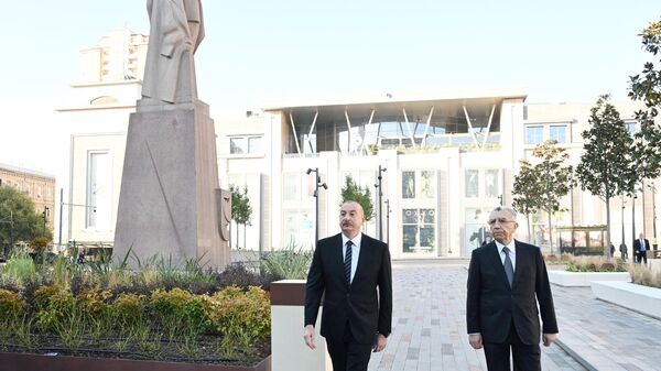 Azərbaycan Prezidenti İlham Əliyev Bakı Dəmiryol Vağzalının qarşısında aparılmış abadlıq və yenidənqurma işlərindən sonra yaradılan şəraitlə tanış olub - Sputnik Azərbaycan