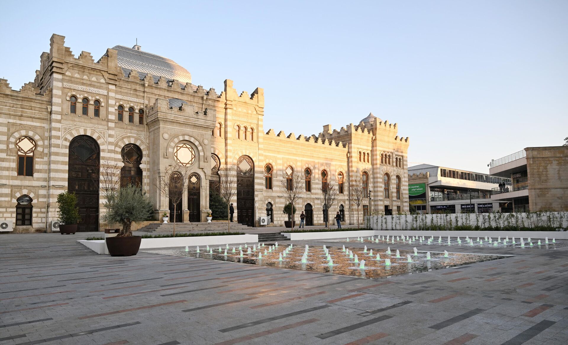 Azərbaycan Prezidenti İlham Əliyev Bakı Dəmiryol Vağzalının qarşısında aparılmış abadlıq və yenidənqurma işlərindən sonra yaradılan şəraitlə tanış olub - Sputnik Азербайджан, 1920, 01.11.2024