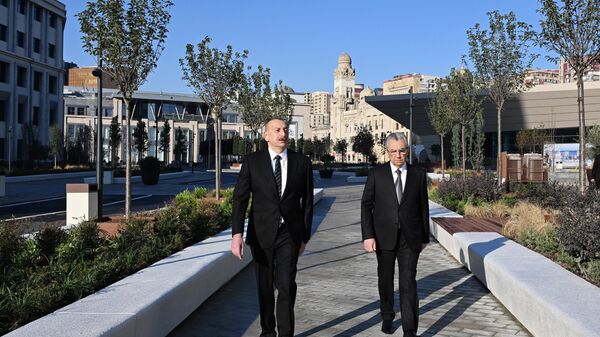 Azərbaycan Prezidenti İlham Əliyev Bakı Dəmiryol Vağzalının qarşısında aparılmış abadlıq və yenidənqurma işlərindən sonra yaradılan şəraitlə tanış olub - Sputnik Азербайджан