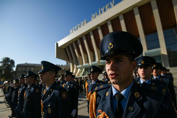 Bakıda Zəfər Günü münasibətilə hərbi orkestrlərin müşayiəti ilə yürüş. - Sputnik Azərbaycan