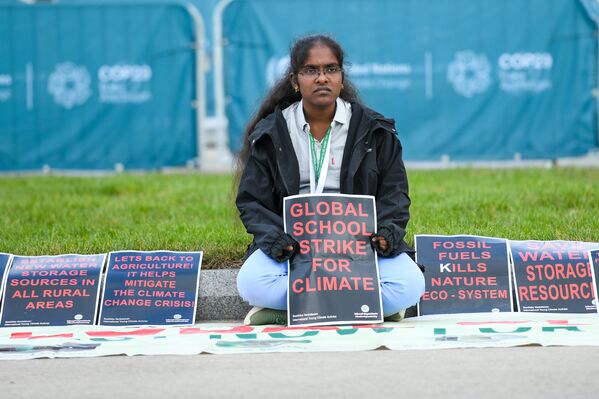 Девушка с плакатом "Глобальная школьная забастовка за климат" на COP29 в Баку. - Sputnik Азербайджан