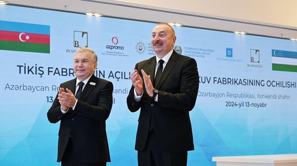 İlham Əliyev və Şavkat Mirziyoyev videobağlantı vasitəsi ilə Xankəndidə tikiş fabrikinin açılışında iştirak ediblər - Sputnik Azərbaycan