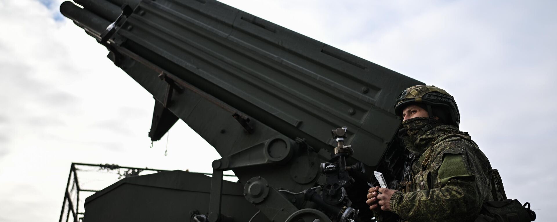 Военнослужащий реактивной артиллерийской батареи, фото из архива - Sputnik Азербайджан, 1920, 20.05.2025