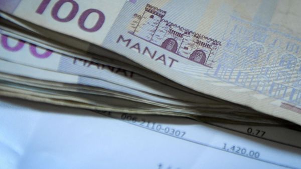 Купюра номиналом в  100 AZN, фото из архива - Sputnik Азербайджан