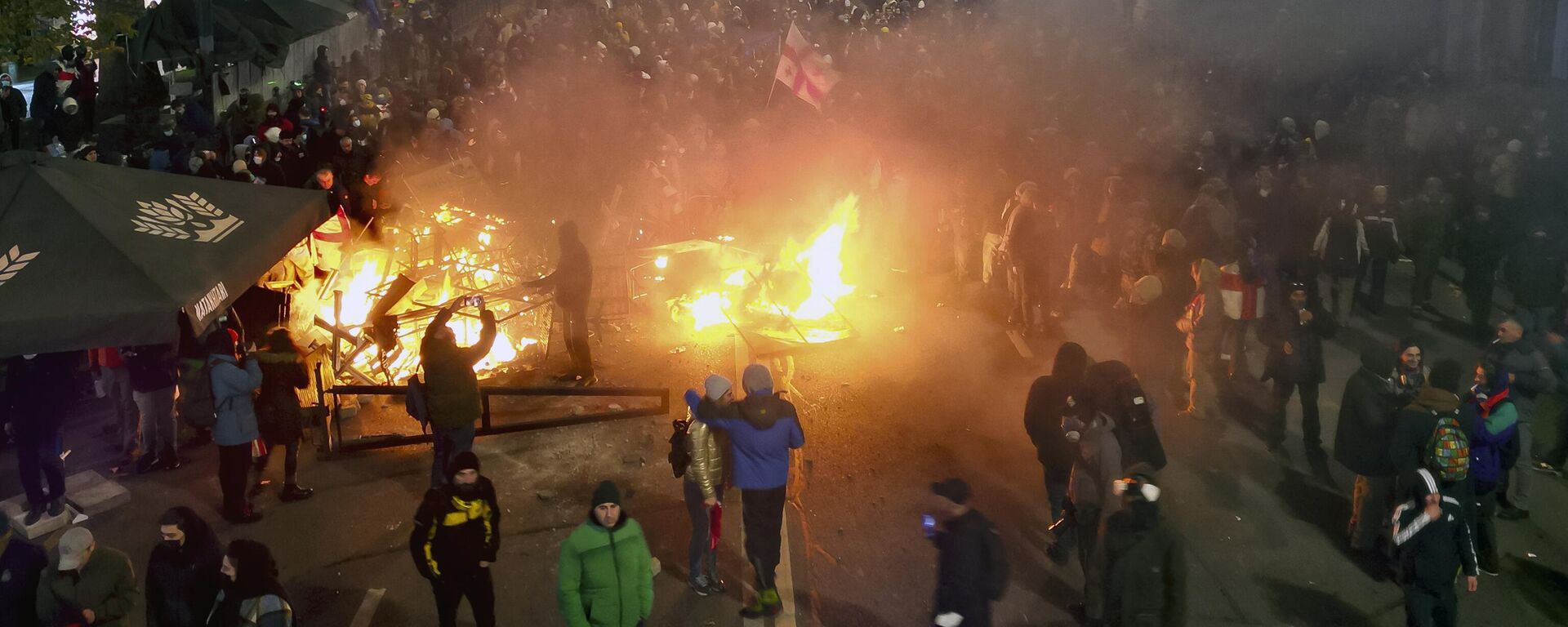 Протестующие вышли на улицы и устроили стрельбу после заявления премьер-министра Грузии Ираклия Кобахидзе в Тбилиси, Грузия - Sputnik Азербайджан, 1920, 13.12.2024