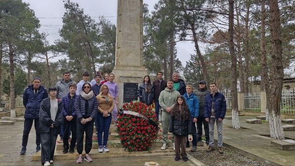 Cотрудники Русского дома в Баку, а также представители Русской общины, Ассоциации русской молодежи и Центра татарской молодежи в Азербайджане Яшьлек провели традиционную акцию по очистке территории Ясамальского кладбища - Sputnik Азербайджан