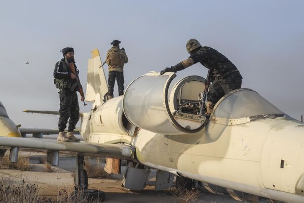 Бойцы сирийской оппозиции взяли под контроль военный аэропорт Аль-Найраб на окраине Алеппо. - Sputnik Азербайджан