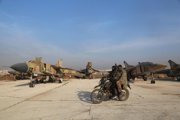 Бойцы сирийской оппозиции взяли под контроль военный аэропорт Аль-Найраб на окраине Алеппо. - Sputnik Азербайджан