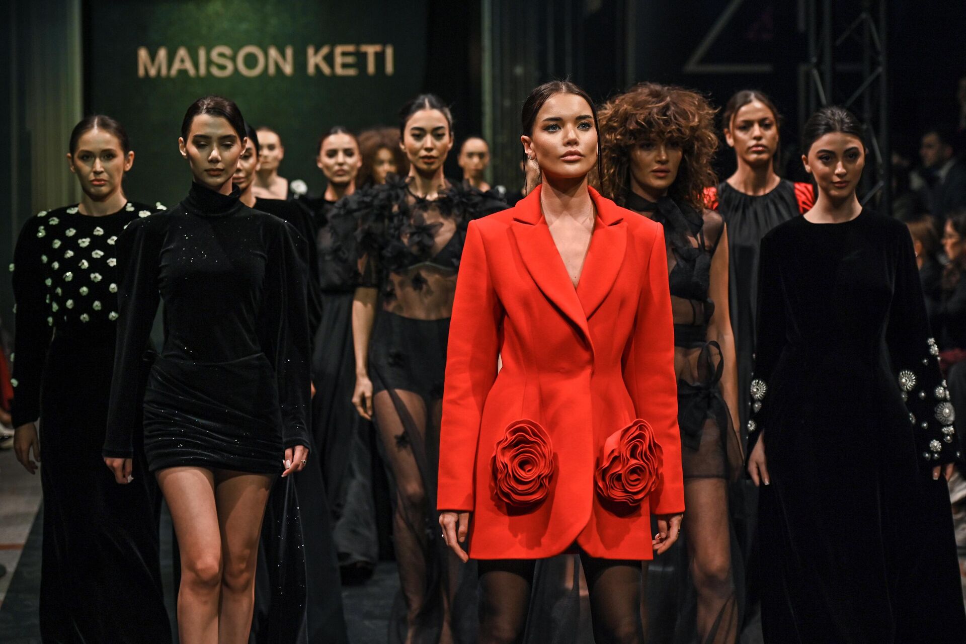 17-й сезон Azerbaijan Fashion Week в Баку - Sputnik Азербайджан, 1920, 19.04.2025